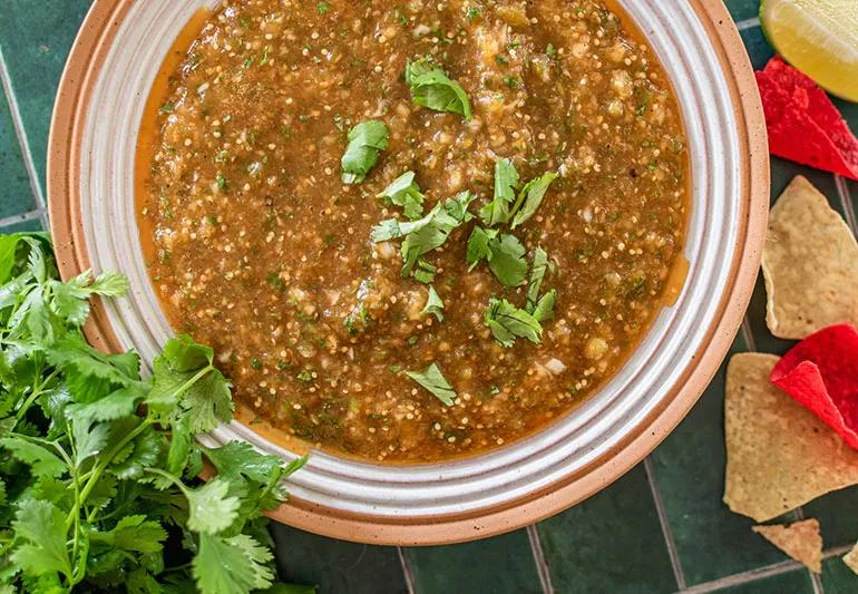 Una ciotola di salsa con tortilla chips pronte da intingere