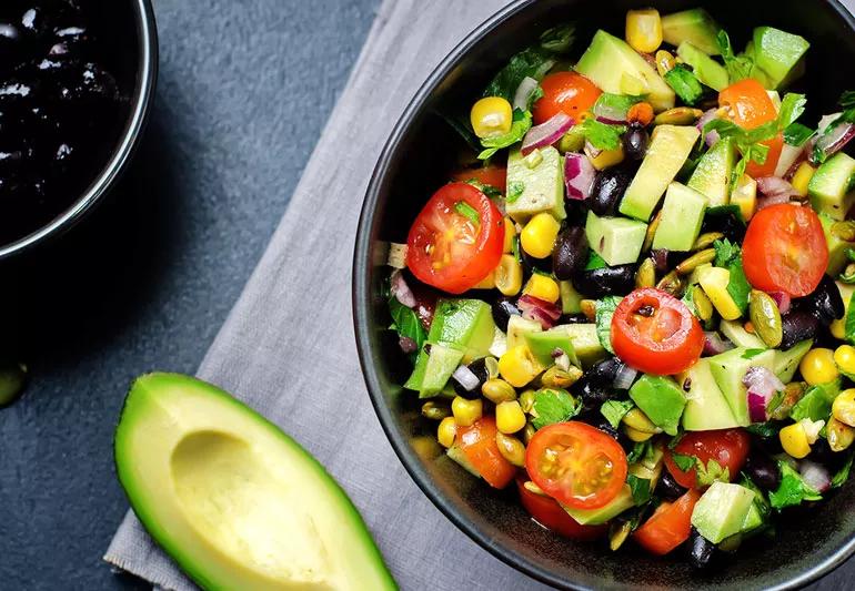 Insalata messicana di avocado e fagioli neri