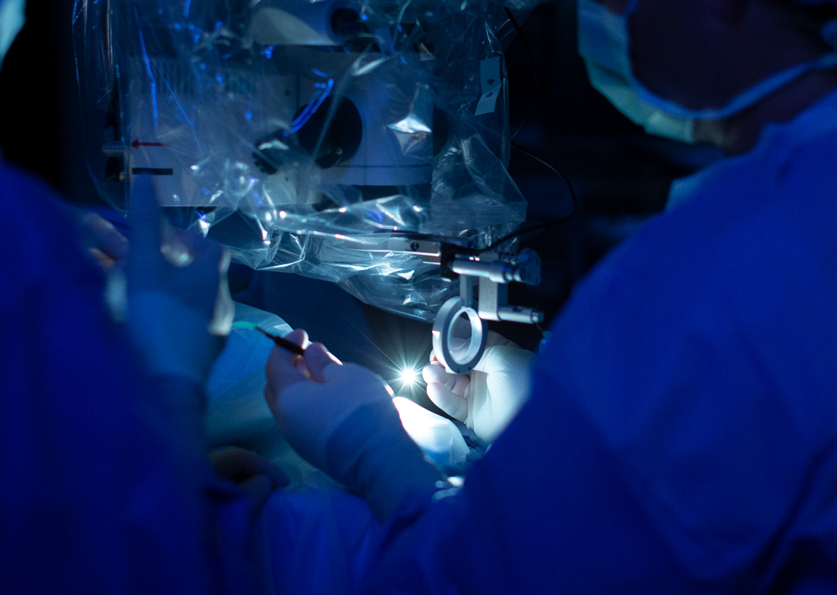 I chirurghi oculisti eseguono procedure che riparano, rimuovono o manipolano gli occhi o i tessuti e le ossa che li circondano.