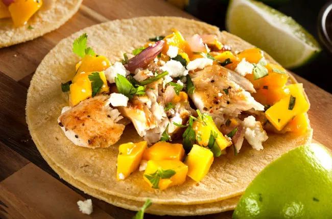 Tacos morbidi di pesce e mango