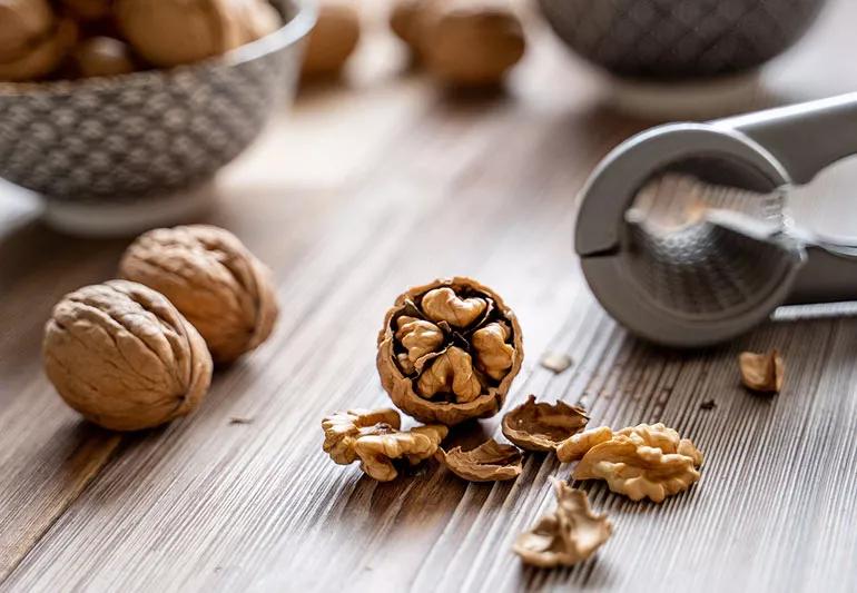walnuts healthy Snack 1446133830 770x533 1 jpg
