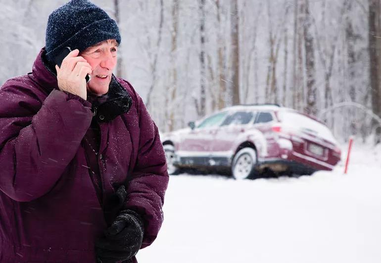 Un uomo chiede aiuto dopo che la sua auto è uscita fuori strada durante la guida invernale