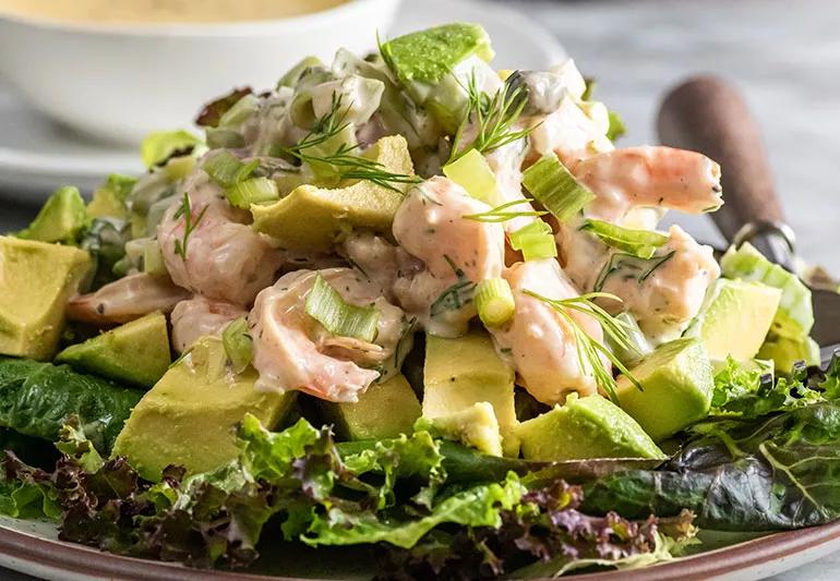 insalata di gamberetti con avocado, aneto, vinaigrette e capperi