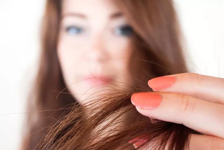 Un'immagine di capelli da vicino con doppie punte.