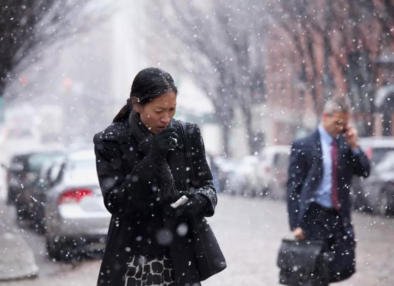 Una donna che tossisce sotto la neve.