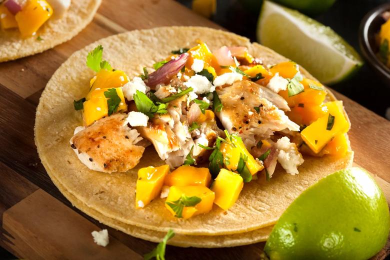 taco a faccia aperta condito con dentice alla griglia e salsa di mango