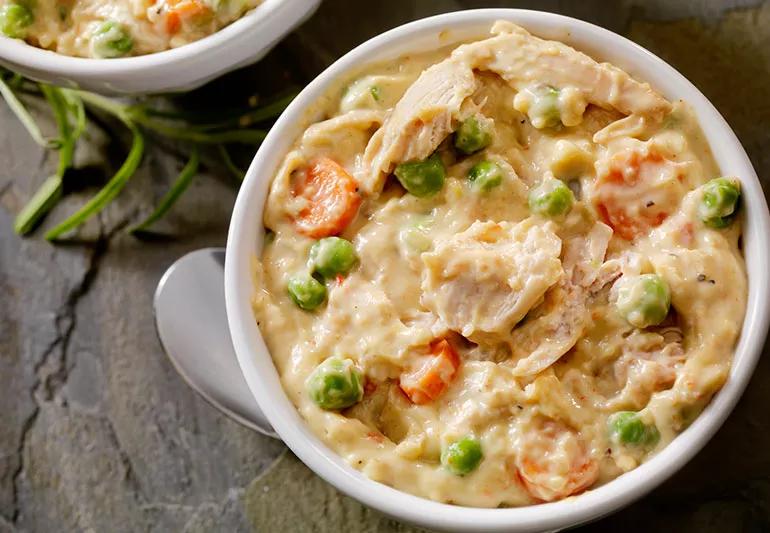 Ciotola di pasticcio di pollo cotto a cottura lenta.