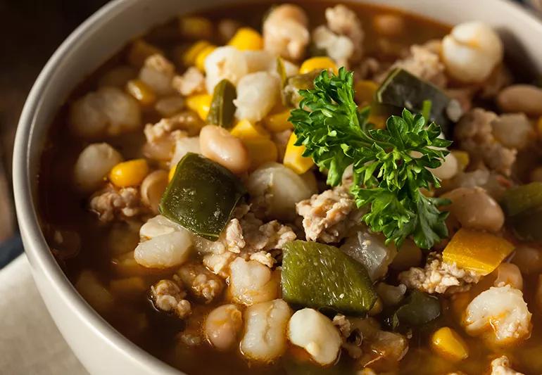 Chili piccante di pollo e fagioli bianchi fatto in casa