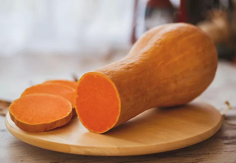 Zucca butternut sul tavolo di legno