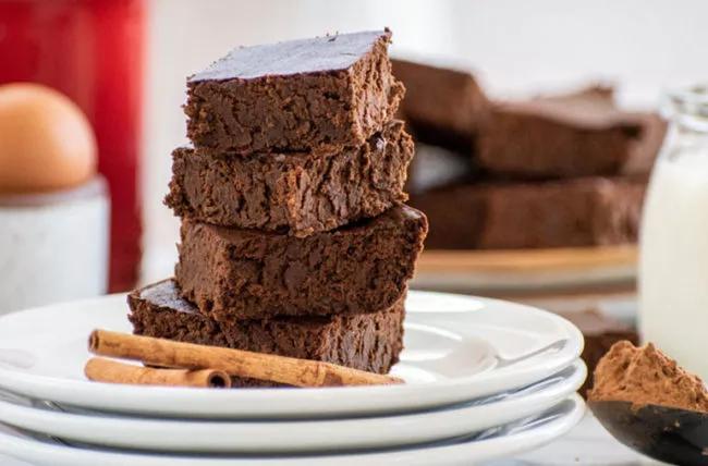 Un'immagine di brownies al cioccolato e fagioli neri.