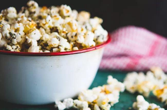 Un'immagine di popcorn salati.