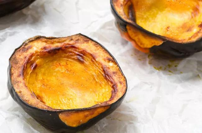 Un'immagine di zucca cannella e ghianda cotta al forno.