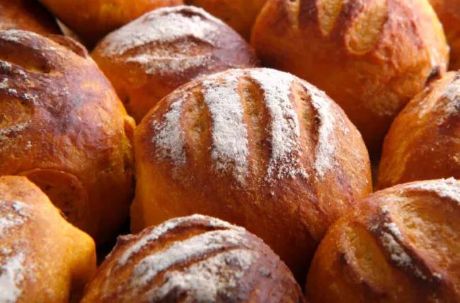 Un'immagine di pane veloce alle patate dolci.