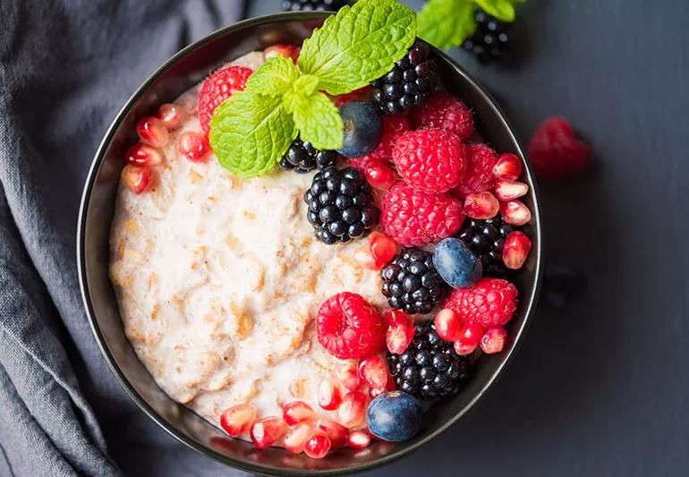 Ciotola di avena notturna con frutti di bosco e menta