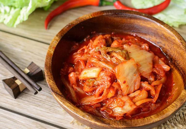 Kimchi in una ciotola.