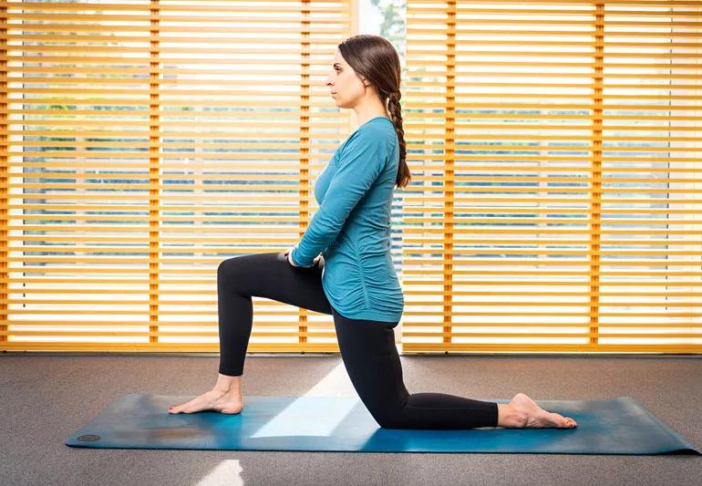 persona sul tappetino yoga in posizione di affondo basso