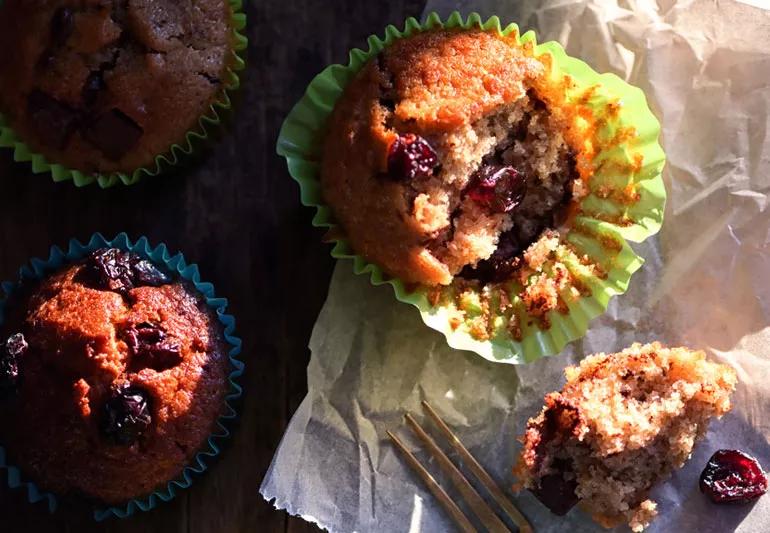 Un'immagine di muffin ai mirtilli e all'arancia.