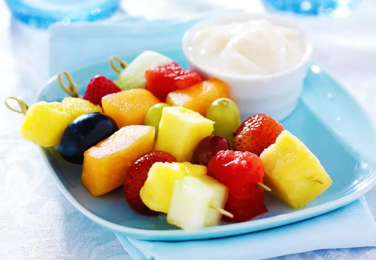 Spiedini di frutta con salsa allo yogurt e miele